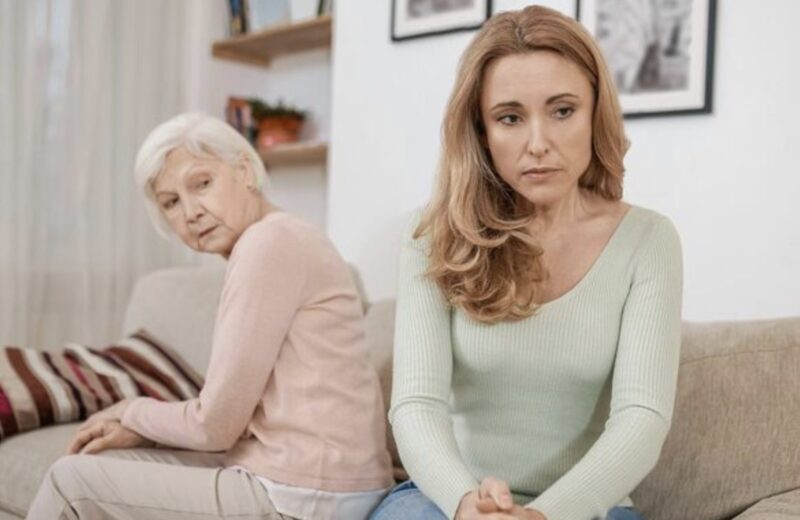 Min styvmor ringde och sa: ”Du är avstängd från familjens strandhus för alltid! Jag har bytt alla lås!” Hon skrattade. Jag svarade lugnt: ”Tack för att du berättade det.”