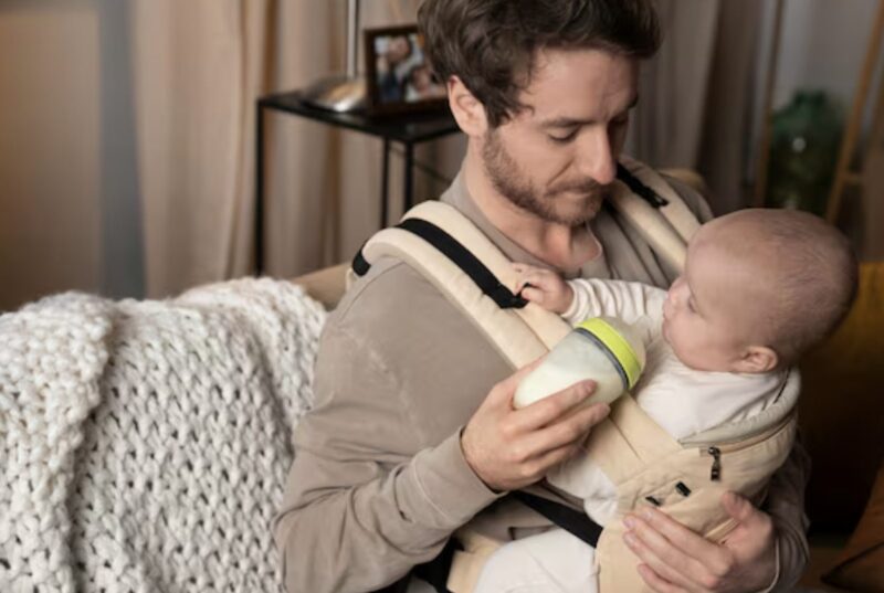 För en månad sedan födde jag min dotter. Inte långt efter upptäckte jag att min man varje kväll i hemlighet tog med min bröstmjölk till sin mammas hus. Jag bestämde mig för att följa honom tyst en kväll. Det jag bevittnade skakade mig djupt.