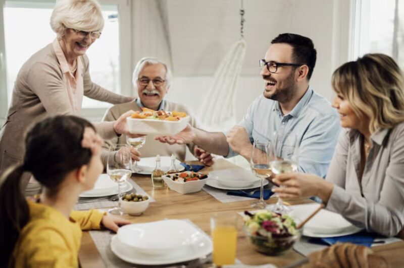 Min mamma slog ner sin gaffel i bordet under middagen och gav mig 48 timmar att flytta ut. Hon sa att vårt hus i Burlington nu “tillhörde min syster”, medan min pappa bara stirrade ner i sin tallrik och lät det ske.