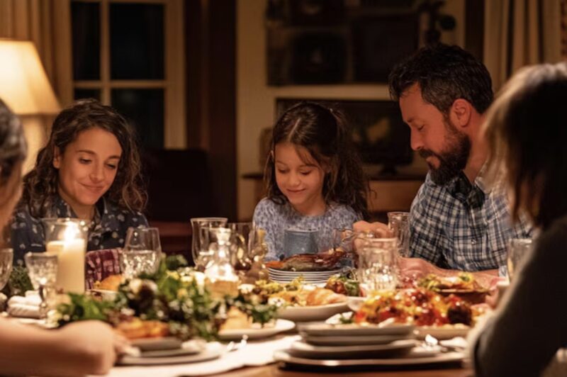 Min mamma slog ner sin gaffel i bordet under middagen och gav mig 48 timmar att flytta ut. Hon sa att vårt hus i Burlington nu “tillhörde min syster”, medan min pappa bara stirrade ner i sin tallrik och lät det ske.