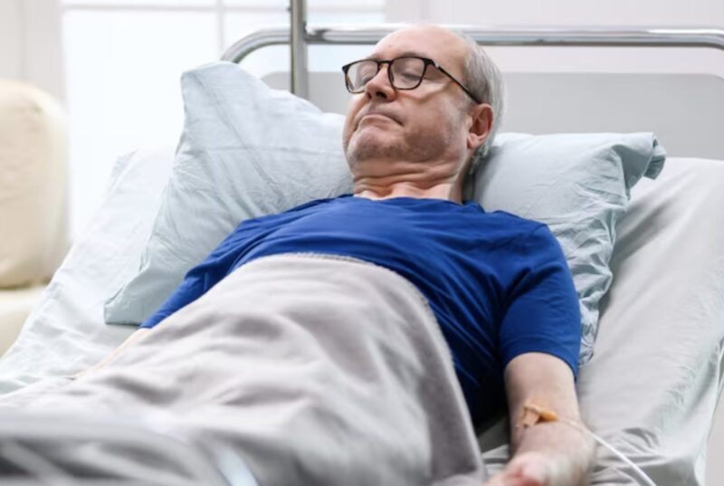 När våra barn återvände till sjukhuset nästa morgon – låtsades vara uppmärksamma, låtsades bry sig – var min säng tom. Sjuksköterskan sa helt enkelt: