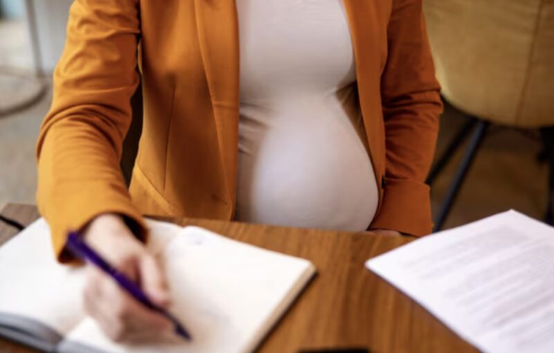 Jag var gravid i åttonde månaden när min miljardärmake flinade tvärs över rättssalen och sa: ”Du kommer att gå därifrån utan någonting, Allison.” Han tyckte att min bebismage gjorde mig svag.