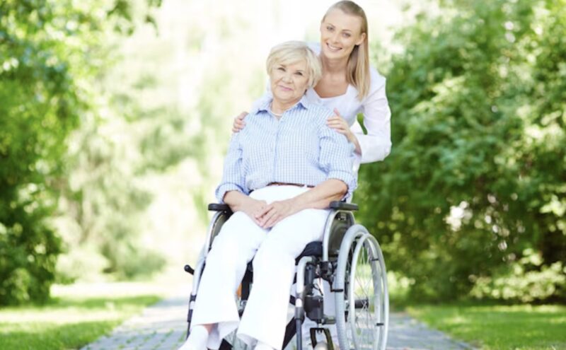 Vi höll bröllopet på ett vårdhem så att min mormor kunde se mig gifta mig. Min mamma grimaserade: ”Vad deprimerande… nämn det inte ens.” Min syster skrattade: ”Slå upp det så kallar de det ett ’fattigdomens bröllop’.”