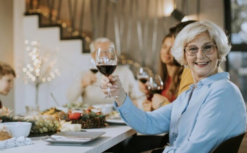 Min svärmor höll en överdådig bankett på min restaurang och krävde sedan att 4 000-dollarnotan skulle efterskänkas. När jag förblev tyst kastade hon i mig en dollar i dricks och hånade: "Det är allt du är värd."