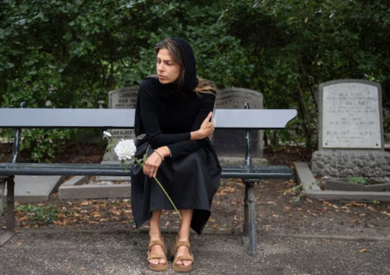 På min mors begravning drog trädgårdsvakten mig tyst åt sidan och mumlade: ”Fröken, er mor betalade mig för att sänka ner en tom kista i marken.” Jag trodde att han skämtade.