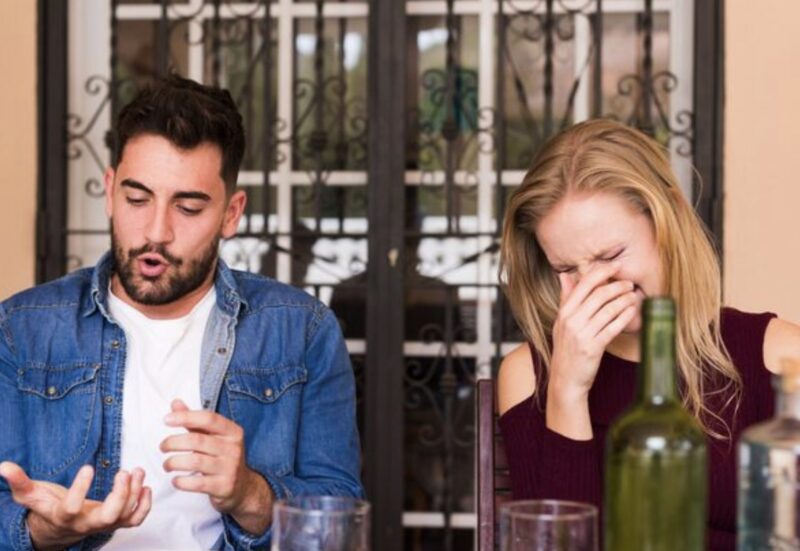Min man sms:ade mig: ”Jag sitter fast på jobbet. Grattis på 2-årsdagen, älskling.” Men jag satt två bord bort ... och tittade på honom kyssa en annan kvinna.