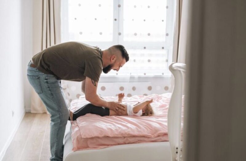 "Pappa ... min rygg gör så ont att jag inte kan sova. Mamma sa att jag inte hade rätt att berätta det för dig."