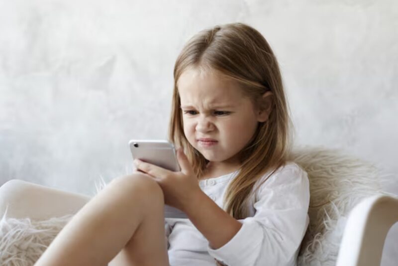 ”Mamma… snälla hjälp! Kom hem nu!” ropade min tioåriga dotter med darrande röst. Jag rusade hem i panik, bara för att finna min dotter och min man liggande medvetslösa.