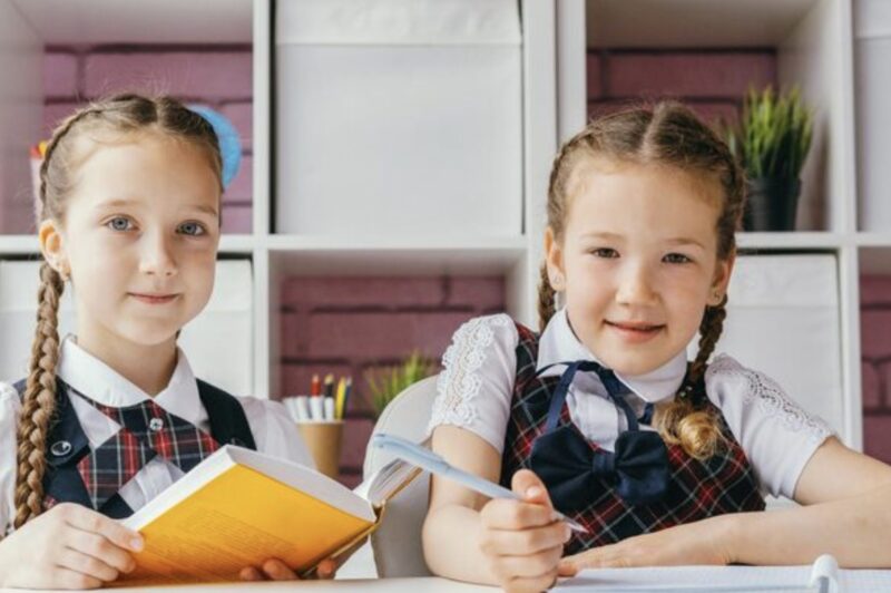 Varje dag, när min dotter kom ut från förskolan, brukade hon säga till mig: ”Det finns en flicka hemma hos min lärare som ser precis ut som jag.”