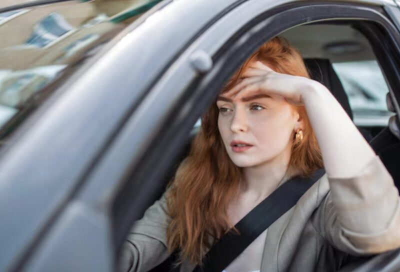 Min systers handavtryck brände rött i ansiktet medan jag satt ensam i bilen, med blod fläckade på kragen. Trettiotvå år av att vara ingenting för dem kristalliserades i bländande ilska.