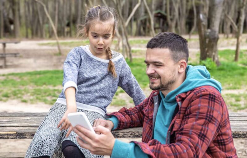 ”Din dotter är inte blind, det är din fru som lägger något i maten…” sa den hemlösa pojken till miljonären. Hemligheten bakom alltihop satte honom på helspänn.