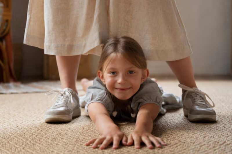 Till min dotters 8-årsdag skickade mina föräldrar henne en rosa klänning i present. Hon verkade glad först, men sedan frös hon till. ”Vad är det här, mamma?” Jag tittade närmare och mina händer började skaka. Jag grät inte.