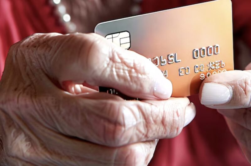 ”Jag vill bara kolla mitt saldo”, sa den 90-åriga kvinnan — Bankiren flinade… Tills sanningen tystade rummet