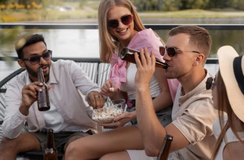 Svärmor ordnade en obetald "liten" fest på min restaurang och hånade mig som tjänare. Jag lade en sedel på 48 000 dollar bredvid hennes champagne – sedan lyste hennes telefon upp: Ethan ringer.