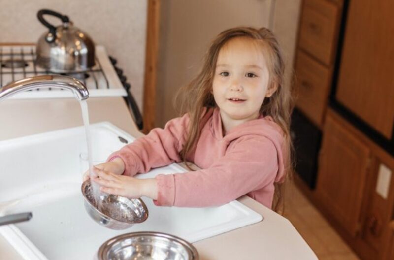 Klockan 15.00, mitt under ett viktigt företagsmöte, ropade min 9-åriga dotter gråtande: ”Pappa, snälla kom hem – min rygg gör så ont”, efter att ha tvingats bära sin lillebror i 10 timmar.