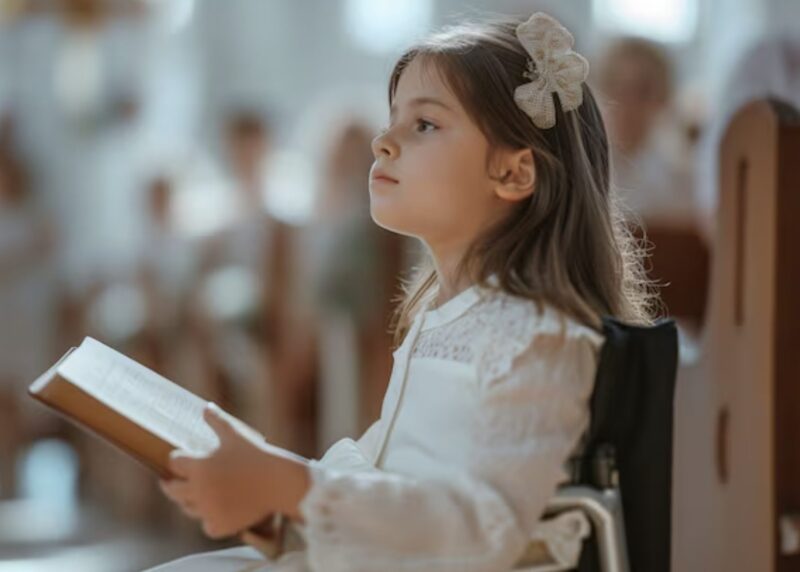 När jag var fyra år gammal satte min mamma mig på en bänk i en kyrka och sa: ”Stanna här. Gud kommer att ta hand om dig.” Sedan vände hon sig om och gick därifrån, leende, hand i hand med min pappa och syster.
