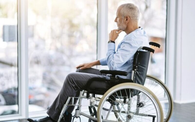 Jag hade aldrig kunnat föreställa mig att jag skulle hitta min exmans pappa övergiven på ett vårdhem, än mindre att jag skulle höra honom viska mitt namn som om jag vore den enda personen han hade kvar i världen.