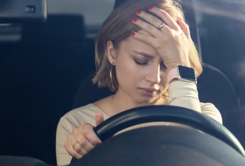 Min systers handavtryck brände rött i ansiktet medan jag satt ensam i bilen, med blod fläckade på kragen. Trettiotvå år av att vara ingenting för dem kristalliserades i bländande ilska.