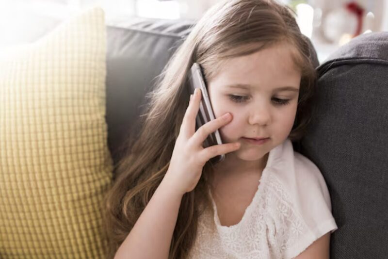 ”Mamma… snälla hjälp! Kom hem nu!” ropade min tioåriga dotter med darrande röst. Jag rusade hem i panik, bara för att finna min dotter och min man liggande medvetslösa.