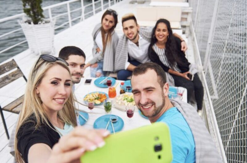 Svärmor ordnade en obetald "liten" fest på min restaurang och hånade mig som tjänare. Jag lade en sedel på 48 000 dollar bredvid hennes champagne – sedan lyste hennes telefon upp: Ethan ringer.