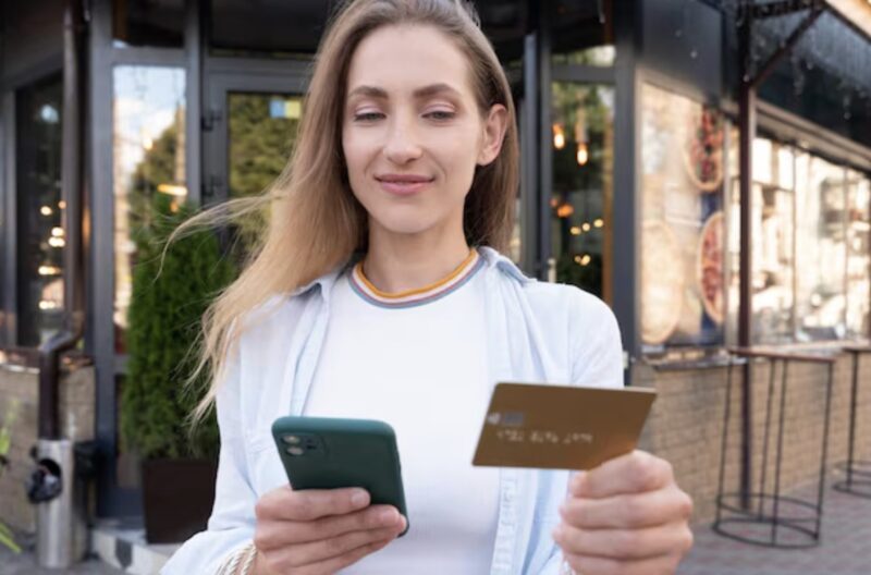 Klockan tre på morgonen kopierade min styvmor och mina systrar mitt kreditkort medan jag sov. På morgonen hade de slösat bort 100 000 dollar på en lyxresa och trodde att de kom undan med det.