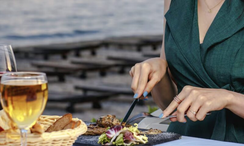I 10 år avfärdade min familj min födelsedag men förväntade sig att jag skulle täcka hennes igen, så jag åkte till stranden när 50 gäster dök upp vid ett bord för tre utan att någon väntade på festen.