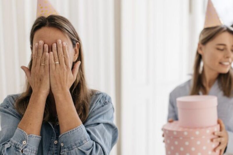 Medan jag var bortrest bestämde sig min syster för att förvandla mitt hem till scen för sin stora karriärfest – nästan hundra personer strömmade in utan ett enda ord om tillåtelse.