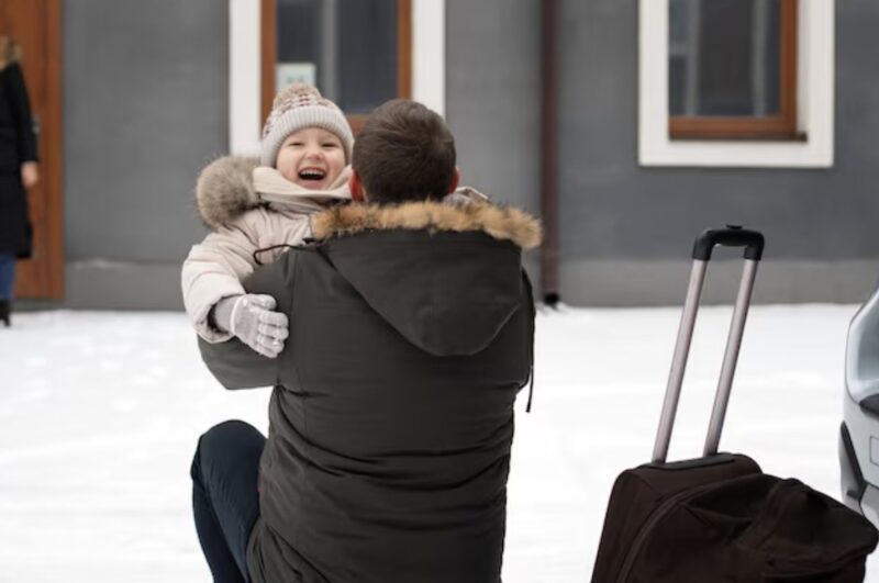 Mitt 8-åriga adopterade barnbarn lämnades hemma medan min son och hans fru hämtade sin biologiska son. Hon ringde mig klockan 02:00 och ropade: "Varför morfar?" Jag bokade biljetter i sista minuten och inom 12 timmar kraschade vi deras semester!