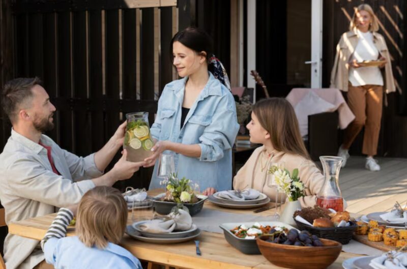 Min berättigade syster snodde mat ur min 6-årings händer på vår familjegrillfest och skrattade: "Spara lite till de prioriterade barnbarnen." Mina föräldrar gjorde ingenting.
