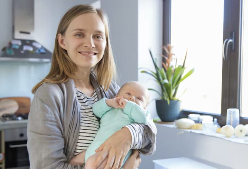 Jag hittade min systerdotter barfota utanför sjukhuset, där hon kramade sitt nyfödda barn, och när hon visade mig meddelandet ”Huset är inte längre ditt” förstod jag att hennes man inte hade övergivit henne: han hade förberett en grym fälla.