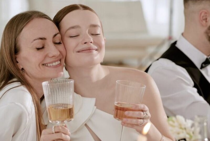Jag dök upp på min kusins förlovningsmiddag, och mamma sa: ”Gå och sitt med barnen. Bara vuxna vid det här bordet.” När servitören gav mig notan sa jag: ”Ge den till de vuxna vid det bordet!”
