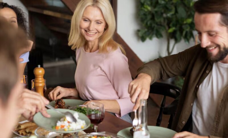 ”Hur vågar du smyga in på den här restaurangen?” frågade min pappa medan min mamma överföll mig framför alla.