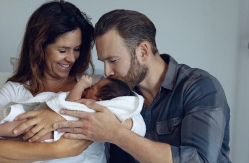 Miljardären avbröt sitt förlossningskontrakt efter att ha fått veta att hans surrogatmamma var oskuld – och vad han gjorde på sjukhuset lämnade alla mållösa