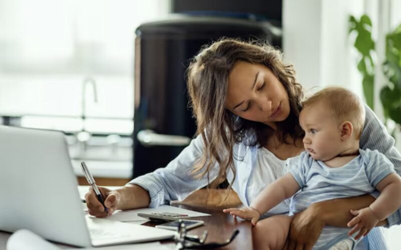 Nybliven mamma tog sin bebis till skilsmässodomstolen med en dold mapp