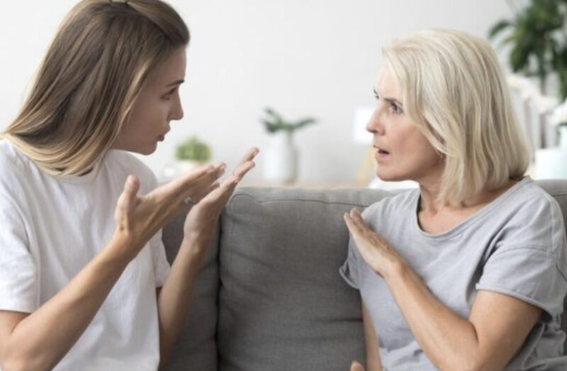 När jag frågade varför jag inte var bjuden på mina föräldrars bröllopsdagsfest sa min bror: ”Du är bara en bankomat för familjen”, och mina föräldrar skrattade. Så jag tog tillbaka min Benz, slutade betala deras hyra, och det var då den bästa festen började…