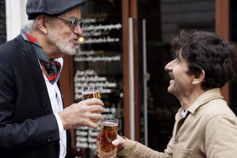 Sheriffen förödmjukade honom på en restaurang. Sedan förändrade ett enda samtal allt.