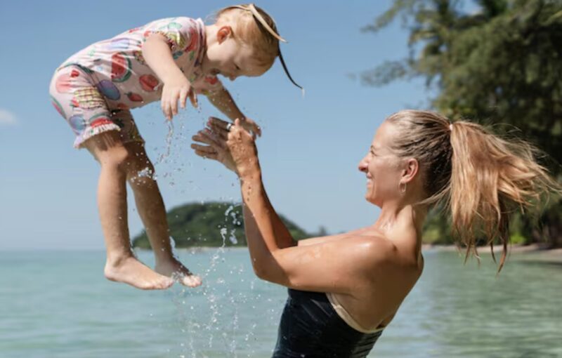 På min systers bröllopsfest knuffade min egen mamma sin dotter, som var ”ensamstående mamma”, och sitt så kallade ”oäkta” barnbarn – rakt från däck ner i den iskalla hamnen.