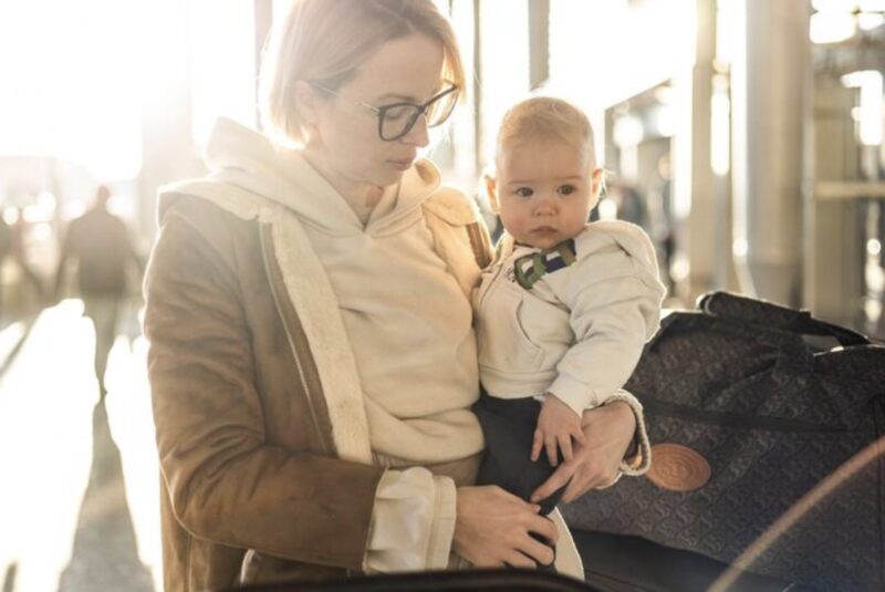 På flygplatsen hittade jag min svärdotter på en bänk med mitt barnbarn och deras bagage. Hon sa: ”Hon sa att jag inte passar in i din familj.” Jag log och sa: ”Hopp in i bilen.” Det var dags att hon fick reda på vem som var den verkliga makten…