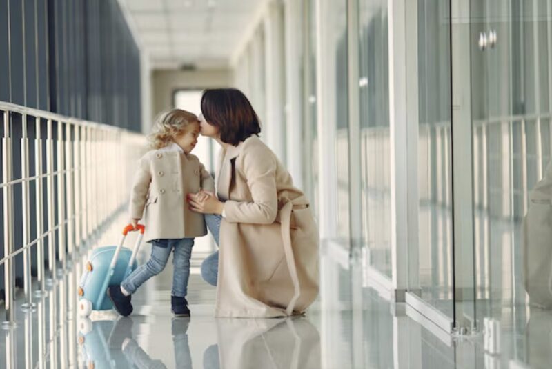 På flygplatsen hittade jag min svärdotter på en bänk med mitt barnbarn och deras bagage. Hon sa: ”Hon sa att jag inte passar in i din familj.” Jag log och sa: ”Hopp in i bilen.” Det var dags att hon fick reda på vem som var den verkliga makten…
