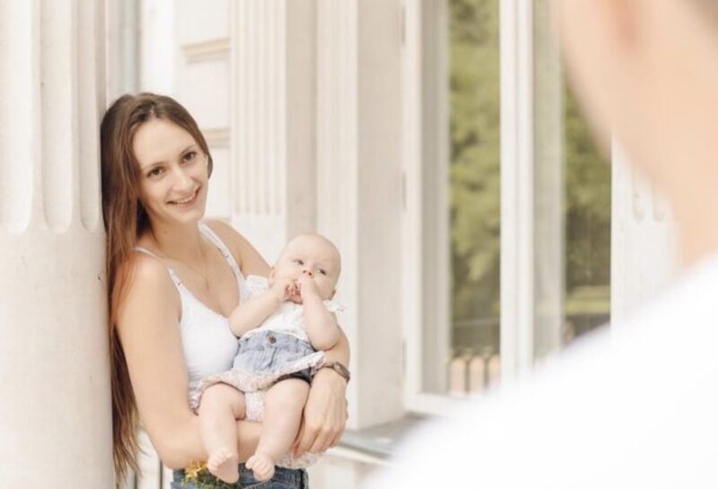 Jag hittade min systerdotter barfota utanför sjukhuset, där hon kramade sitt nyfödda barn, och när hon visade mig meddelandet ”Huset är inte längre ditt” förstod jag att hennes man inte hade övergivit henne: han hade förberett en grym fälla.