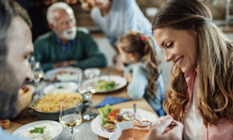 ”Hur vågar du smyga in på den här restaurangen?” frågade min pappa medan min mamma överföll mig framför alla.
