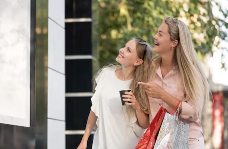 Kylskåpet var tomt. Min frus händer darrade. Och på övervåningen livesände min dotter sin nya designerväska, köpt för pengarna som var avsedda för mat. ”Pappa gör ingenting”, viskade Mia till sin pojkvän.