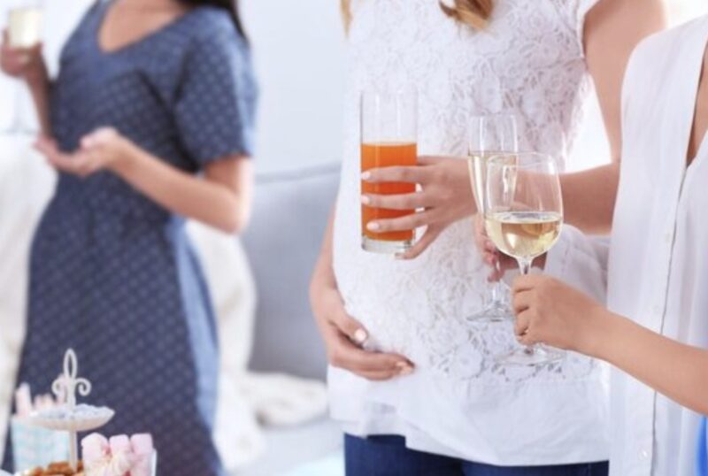 ”Det fanns inga pengar till vår dotters spjälsäng”, fortsatte min man att säga – medan han i hemlighet betalade för blommor, en privat trädgårdslokal och en elegant babyshower för en annan gravid kvinna med mitt kreditkort.