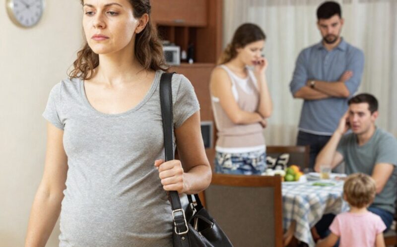 När min bror stolt meddelade att hans fru var gravid med barn nummer fem, jublade mina föräldrar som om hela familjen hade blivit välsignad. Pappa log och sa: ”Bra jobbat, grabben”, men mammas blick vändes rakt mot mig. ”Du tar hand om barnen”,